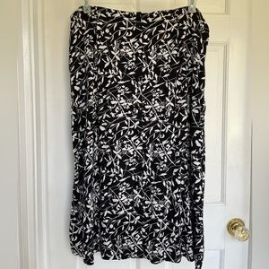Beautiful, black and white floral skirt, button-down front 1X Sag Harbor woman